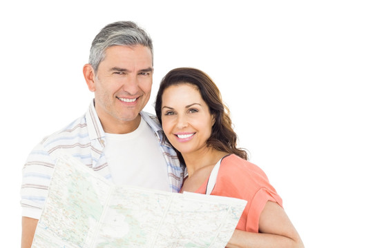 微笑着看着地图的夫妇