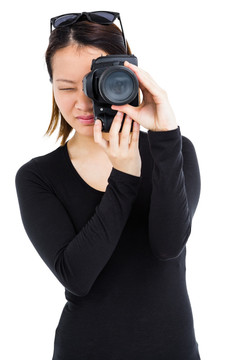 拿着相机在拍照的女人