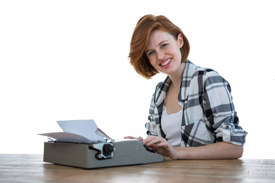 微笑着使用打字机的商务女人
