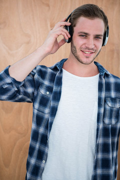 戴着耳机听音乐的年轻男人