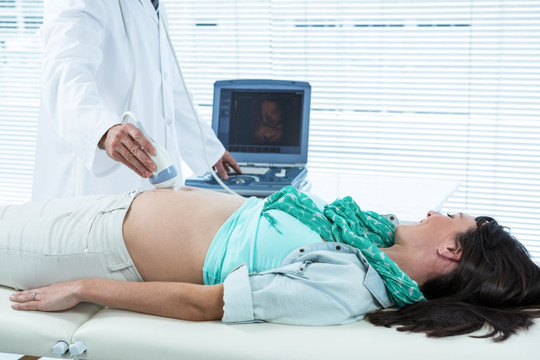 在医院做超声检查的孕妇