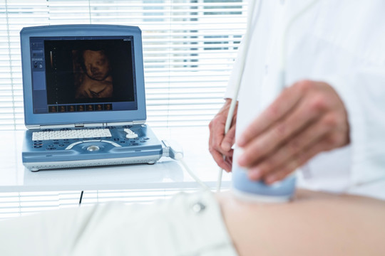 在医院接受超声检查的孕妇