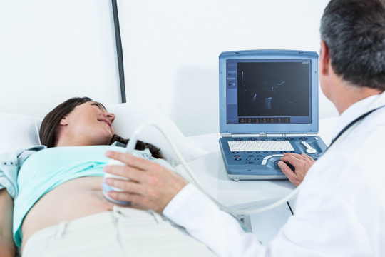 孕妇在医院接受超声检查