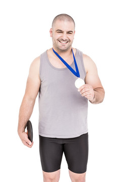 微笑着戴着奖牌的运动员