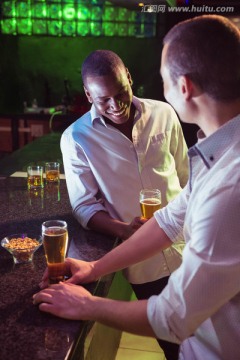 在酒吧喝酒的两男人