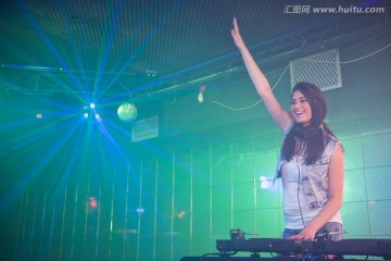 放音乐的女性DJ