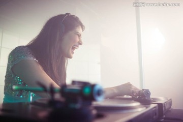 放音乐的女性DJ