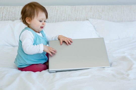 可爱的婴儿玩笔记本电脑