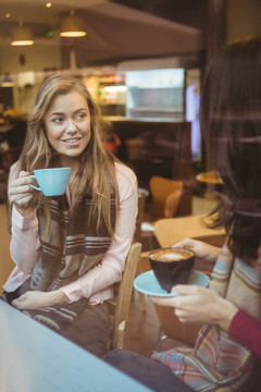 女人在咖啡馆喝一杯咖啡