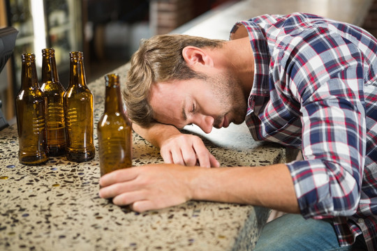 趴在酒杯柜台上的男人