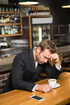 疲惫的男人在咖啡馆里