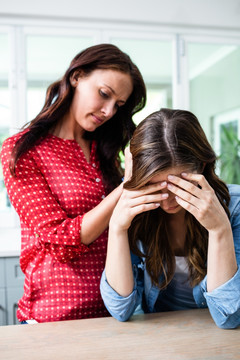 女人安慰伤心的朋友