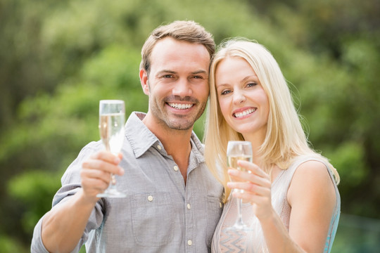 微笑的夫妇拿着香槟酒杯