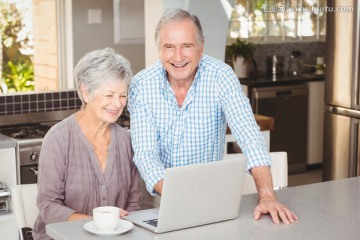 在使用笔记本电脑的老夫妇