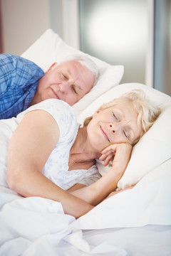 躺在床上睡觉的老夫妇