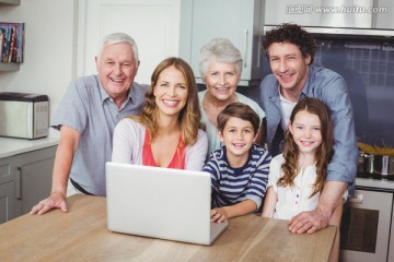 在使用笔记本电脑的家人们