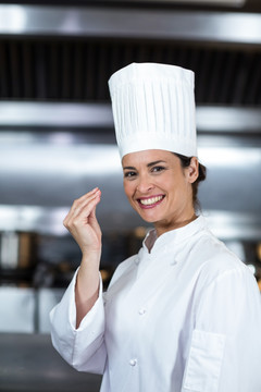 微笑的女厨师在厨房里