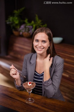 开心的女人在咖啡馆里吃甜点