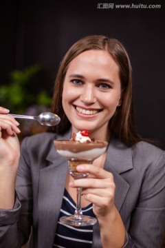 开心的女人在咖啡馆里吃甜点