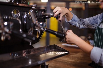 制作咖啡的咖啡师
