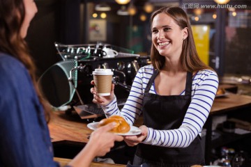 服务员为客人提供咖啡