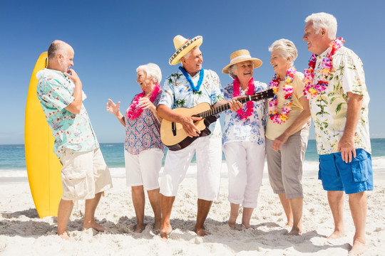在海边弹吉他的老人们