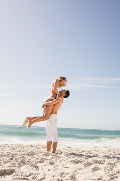 抱着妻子在海边的男人