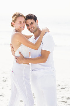 在海滩上拥抱的夫妇
