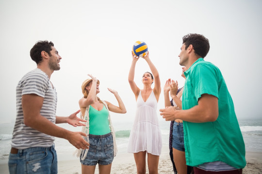 一群朋友在沙滩上玩排球