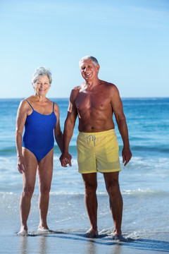 站在海滩上的老夫妇