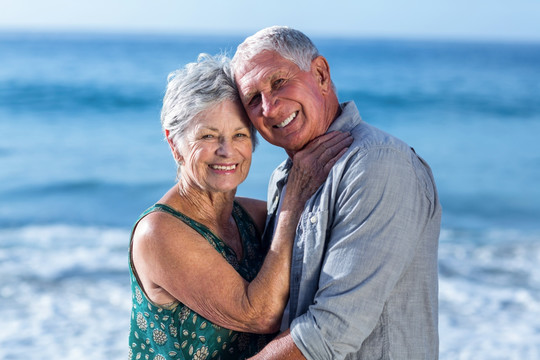在海滩上拥抱的老夫妇