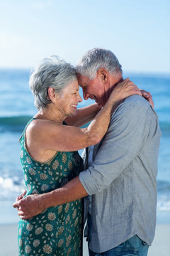 站在海滩上拥抱的老夫妇