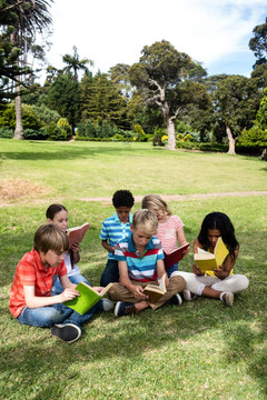 在公园里看书的小朋友们