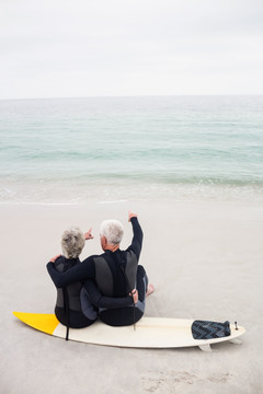 坐在冲浪板上的老夫妇