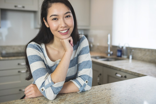 坐在厨房里的快乐女人