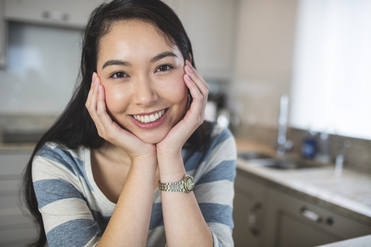 坐在廚房里的快樂女人