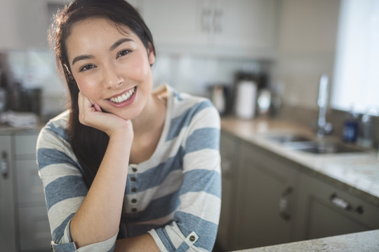 坐在厨房里的快乐女人