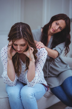 年轻女人在客厅里安慰她的朋友