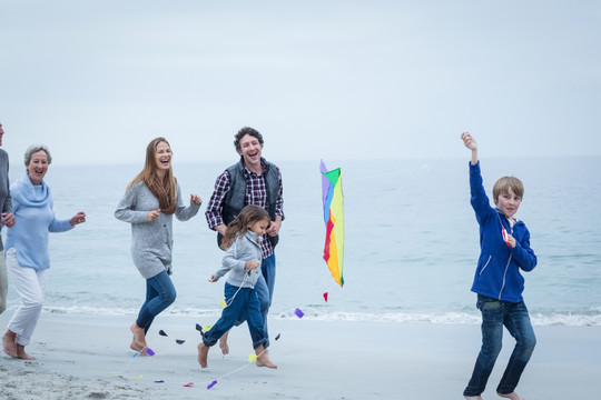 在海边放风筝的家人