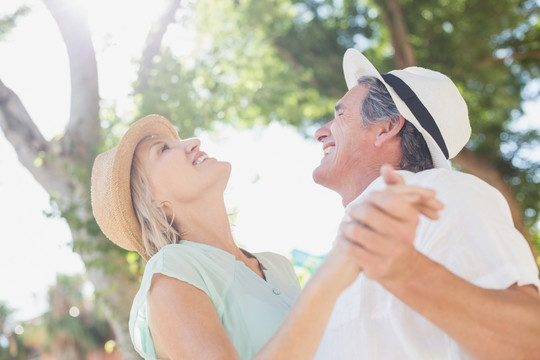 抬头看着树叶的夫妇