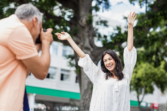 在给女友拍照的男人