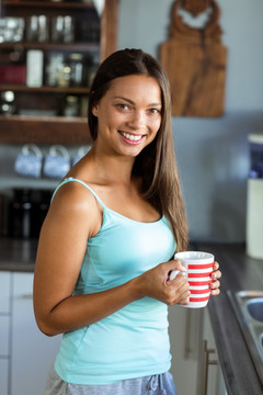 幸福的女人拿着一杯咖啡