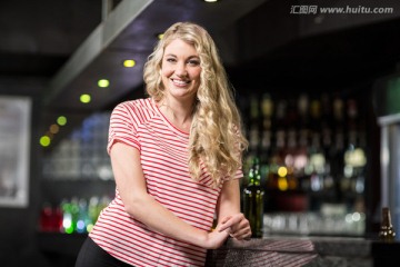 在酒吧微笑的商务女人