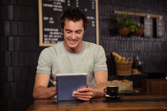 男子在咖啡馆里使用平板电脑