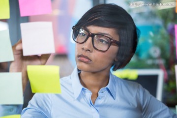 看着便条思考的商务女人