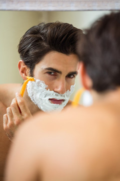 在刮胡子的男人