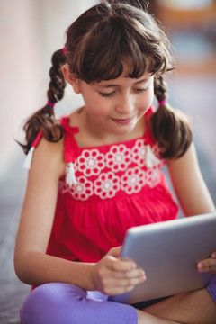 小女孩使用平板电脑