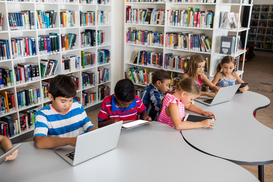 在图书馆使用平板电脑的孩子