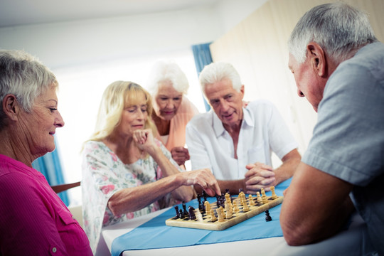 坐在一起下棋的老年人