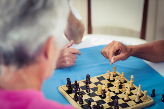 坐在一起下棋的老年人